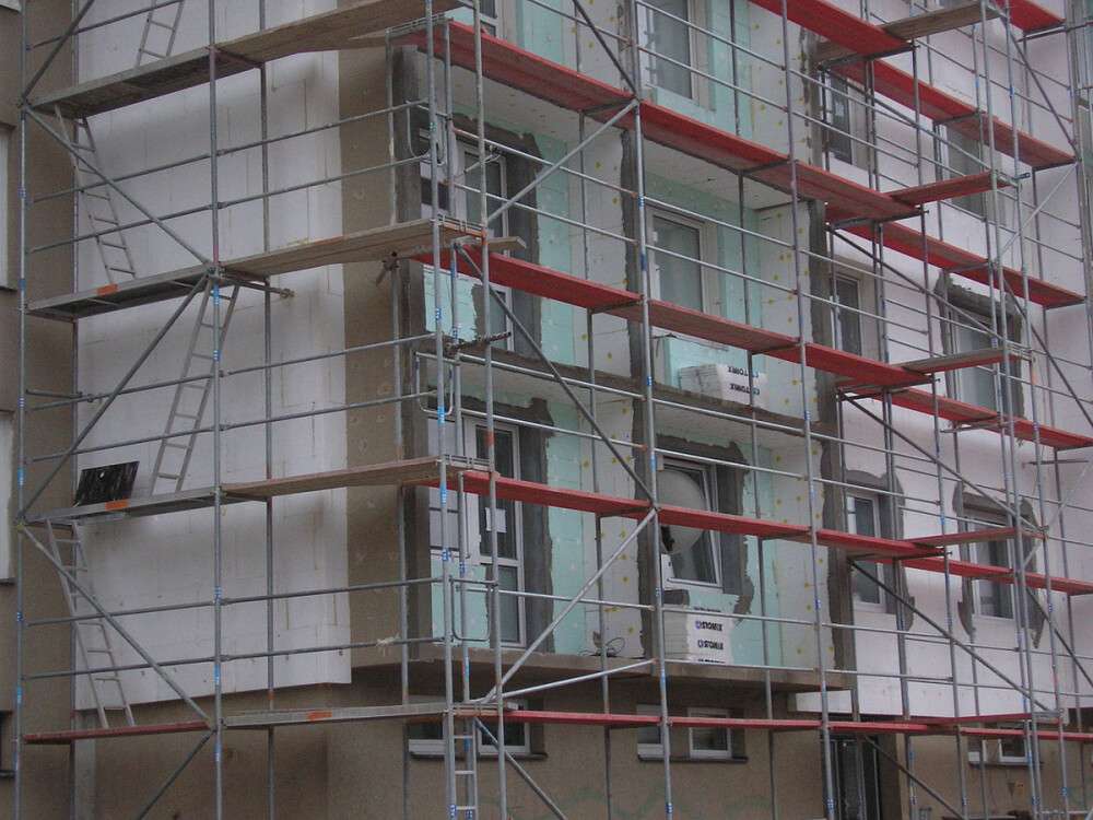 1200px-scaffoldings_in_adamov_02.jpg