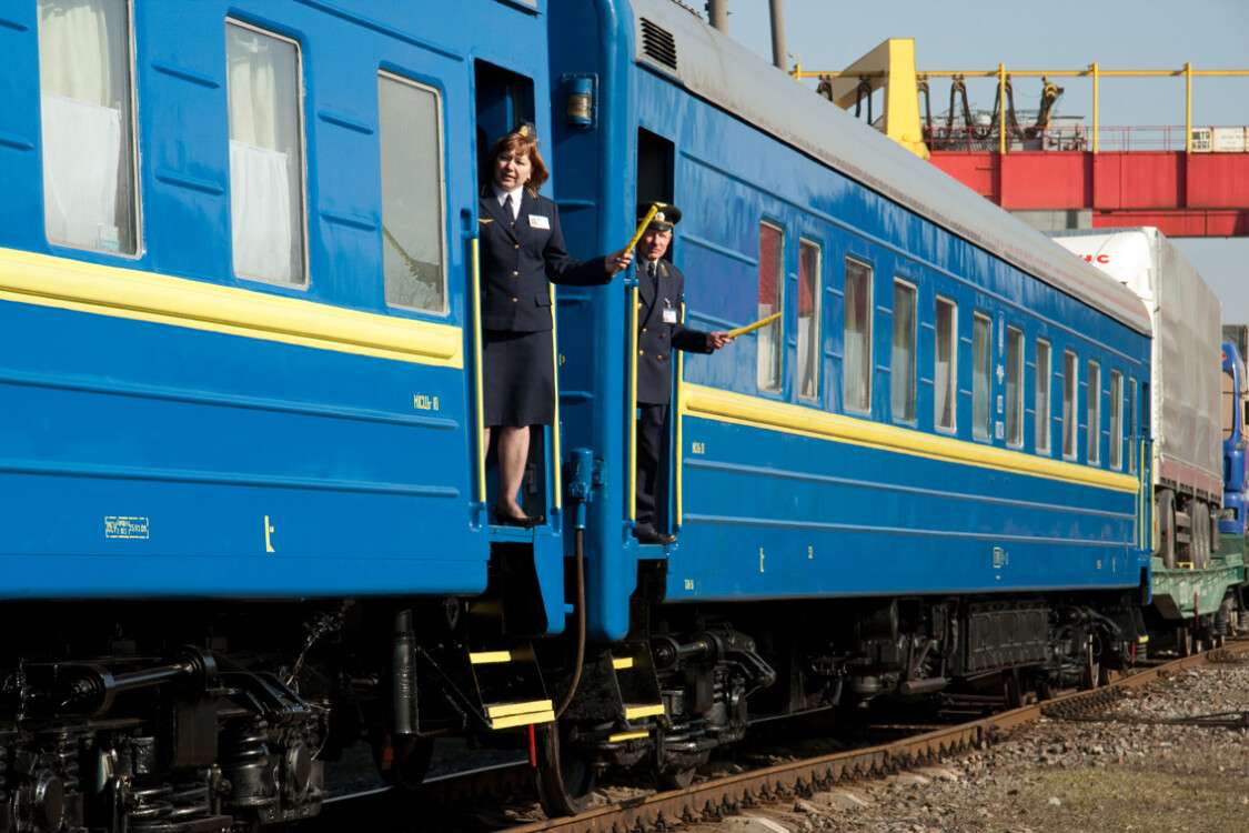 ukrainian_train_railway_pojizd_2.jpg