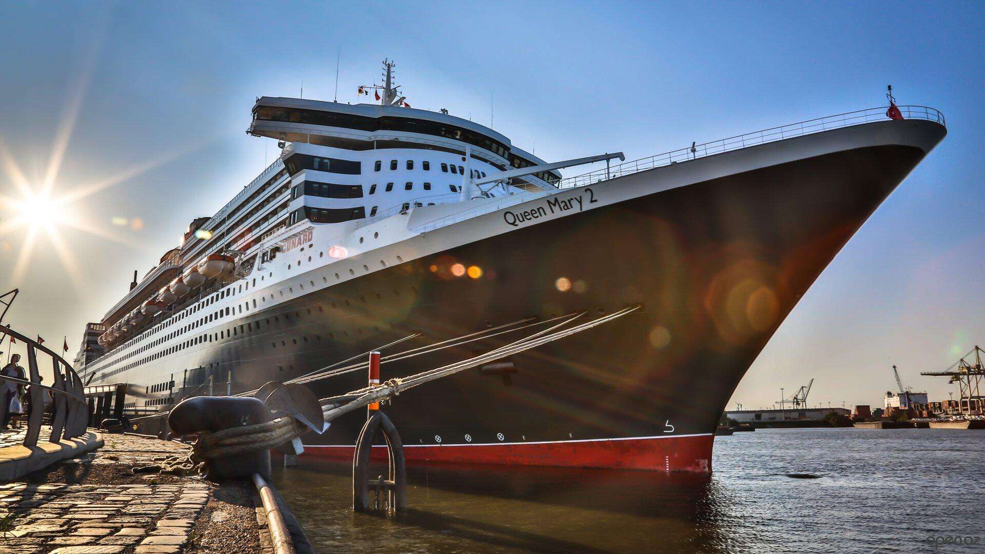 Морской и внутренний транспорт. Квин мери 2 теплоход. Корабль Queen Mary 2 в парту. Корабль Queen Mary 2 в порту. Куин лайнер пассажирский Россия.