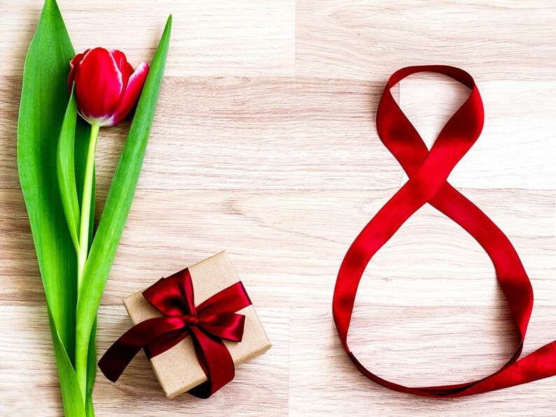 holidays_march_8_tulips_red_gifts_bowknot_515577_1365x1024.jpg