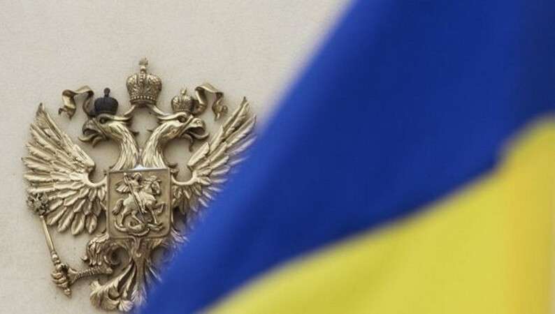 flag_ukrainy_na_fone_gerba_rossii_0.jpg