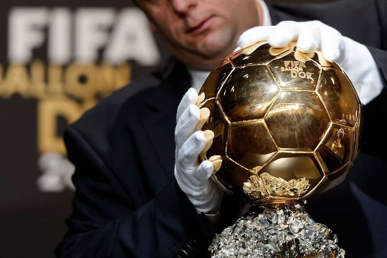 1442396640_ballon-dor-2013-trophy-is-displayed-at-the-kongresshaus-in-zurich.jpg