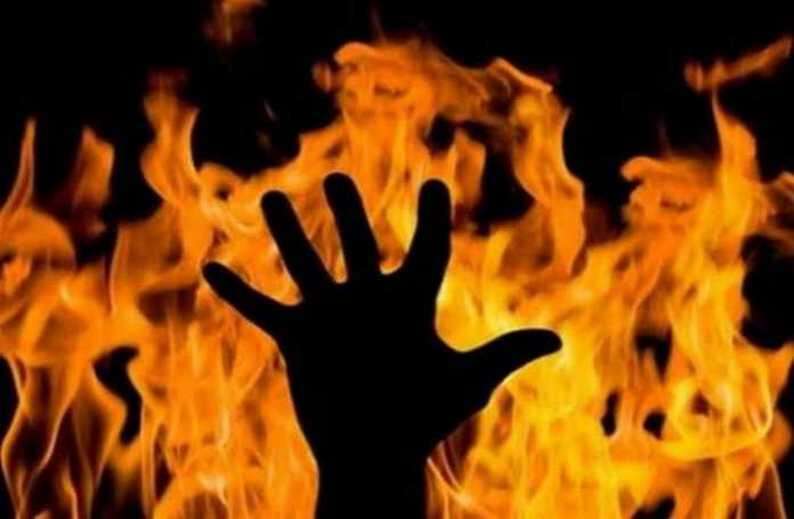 goons-put-fire-on-a-family-house-in-faridabad-4-injured1-696x455.jpg