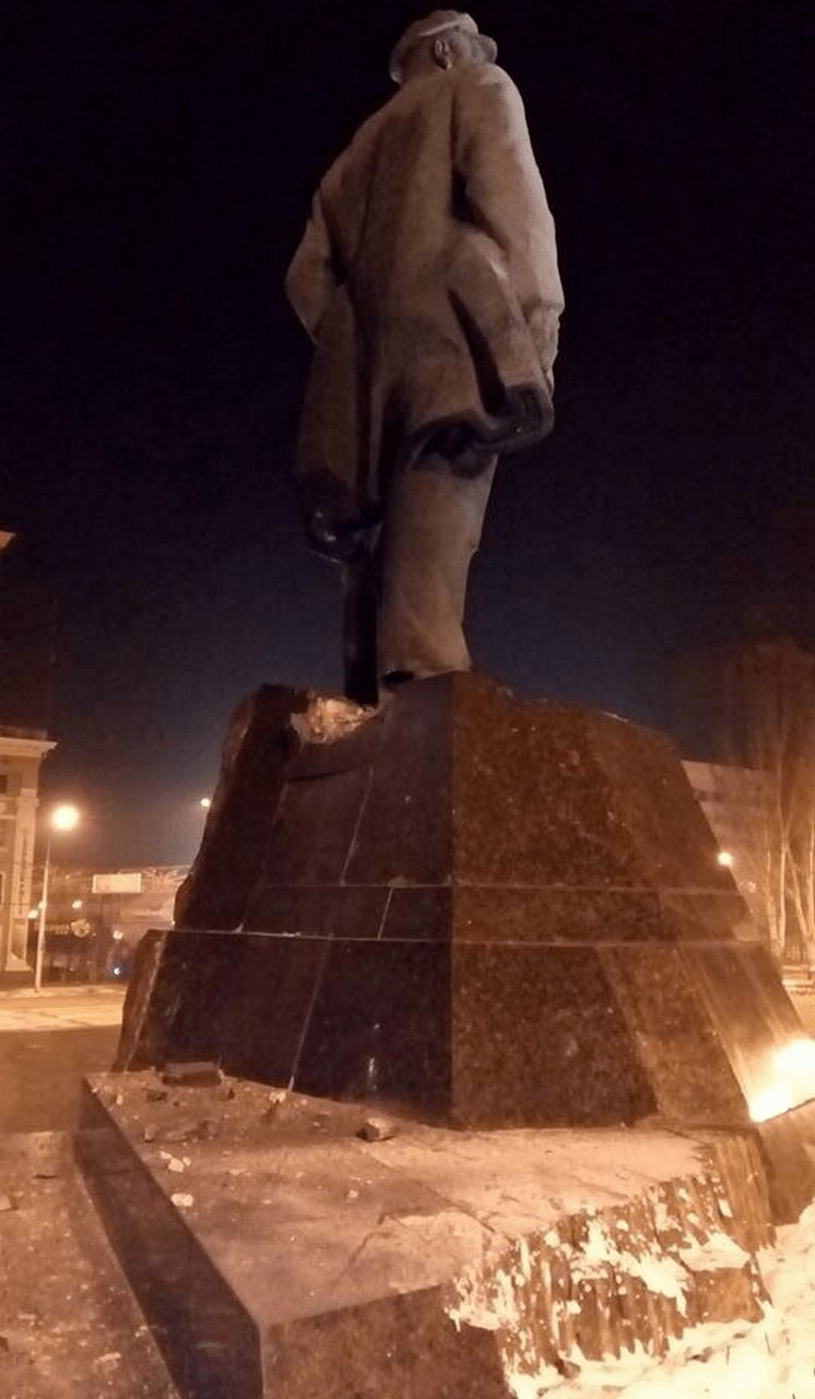 1453883595-1932-lenin-donetsk-vzryiv