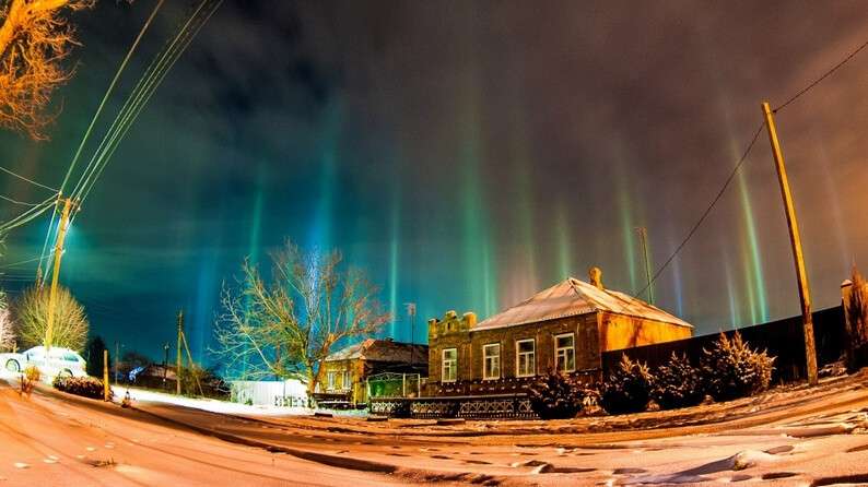 5761060-1000-1452780181-light-pillars-russia