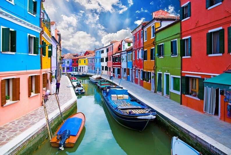 10566110-r3l8t8d-1000-burano1