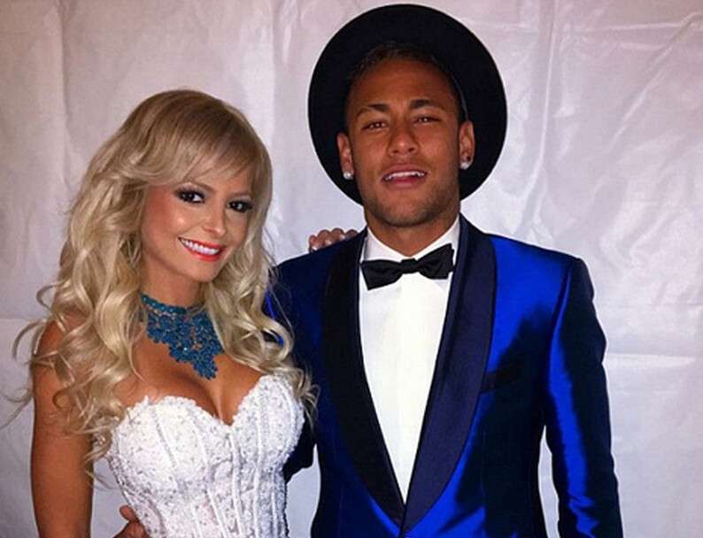 2fb7180f00000578-3380580-but_neymar_was_also_pictured_in_a_dazzling_blue_tuxedo_with_ufc_-a-15_1451809721666.jpg