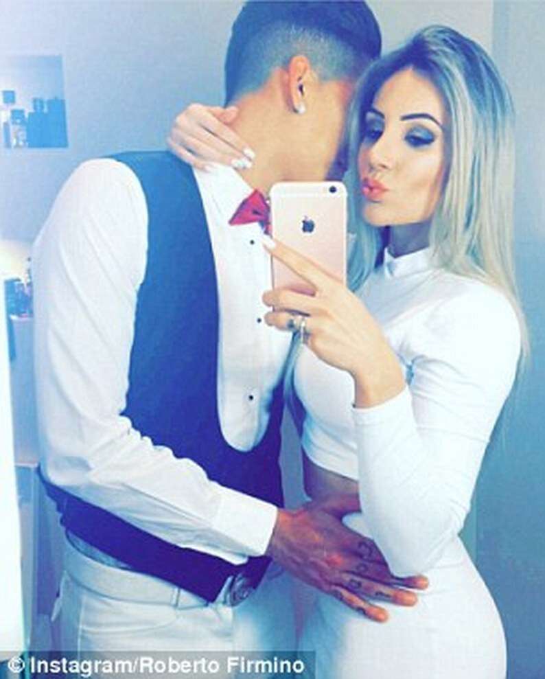2fb7185800000578-3380580-roberto_firmino_wearing_a_bow_tie_in_liverpool_red_got_up_close_-a-13_1451809721659