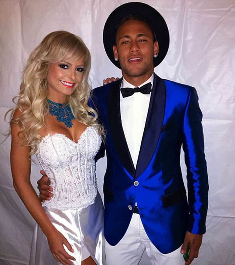 2fb7180f00000578-3380580-but_neymar_was_also_pictured_in_a_dazzling_blue_tuxedo_with_ufc_-a-15_1451809721666