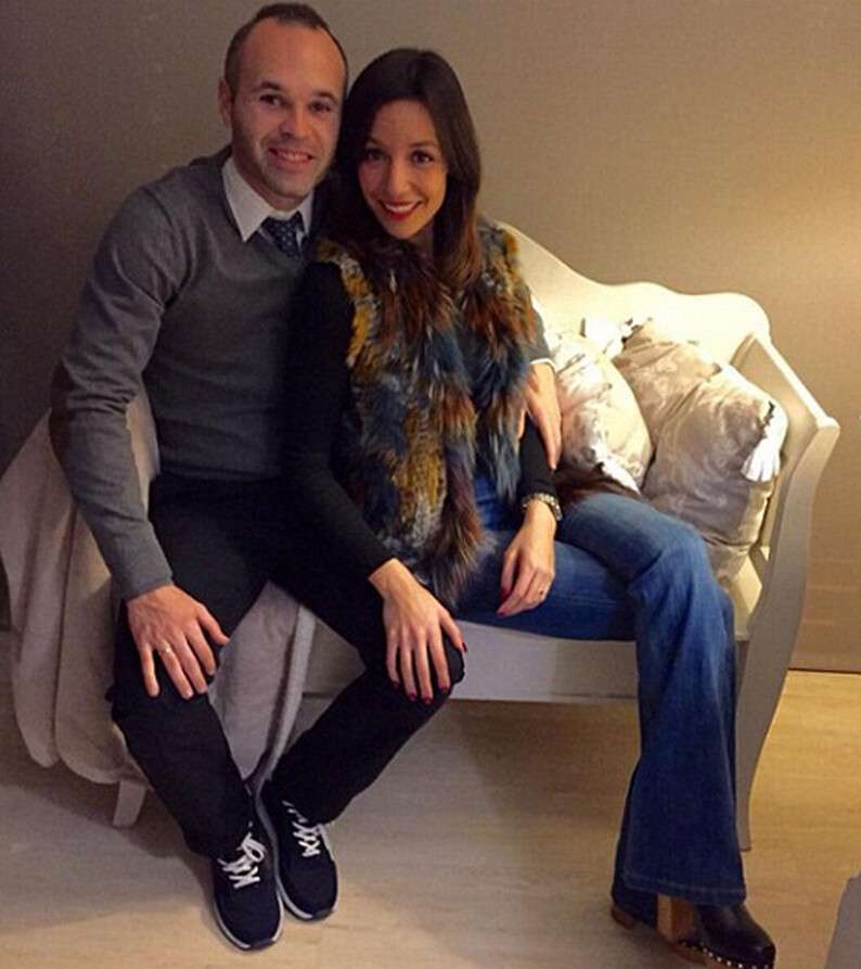 2fb601cb00000578-3380580-barcelona_legend_andres_iniesta_and_his_wife_anna_looked_to_be_e-a-21_1451809722267