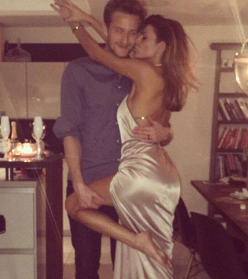 2fb73c2a00000578-3380580-missi_beqiri_hugs_her_husband_former_manchester_united_goalkeepe-a-17_1451809721673