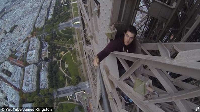 2e457ba000000578-0-image-a-18_1447077132707.jpg