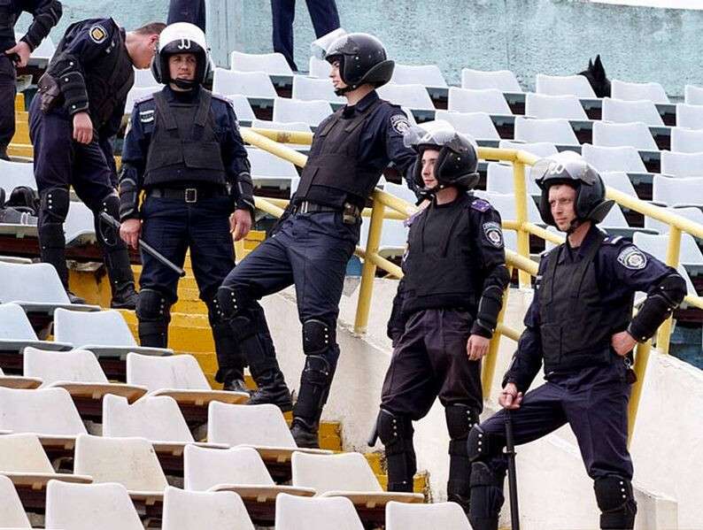 1336784009_b_berkut-prismatrivaet-za-porjadkom-na-poltavskom-stadione.jpg