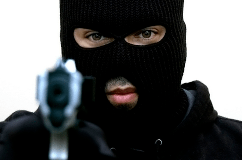 1-ograblenie-maska-vooruzhennyy-pistolet.png