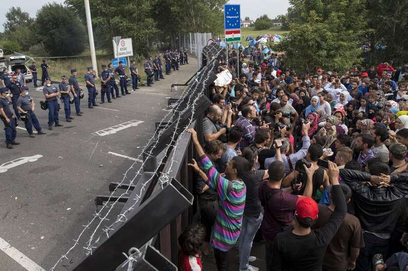 violents-heurts-entre-policiers-et-refugies-a-la-frontiere-hongroise.jpg