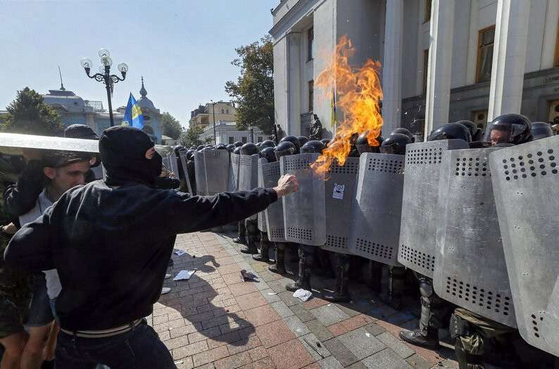 10440999-epaselect-ukraine-crisis-parliament-rally.jpg