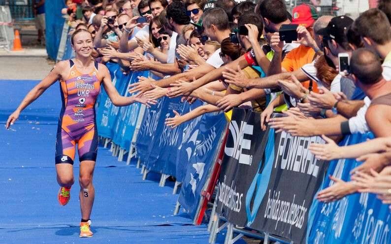 triatleta_yuliya_yelistratova_entrando_en_meta_ganadora_triatlon_madrid.jpg