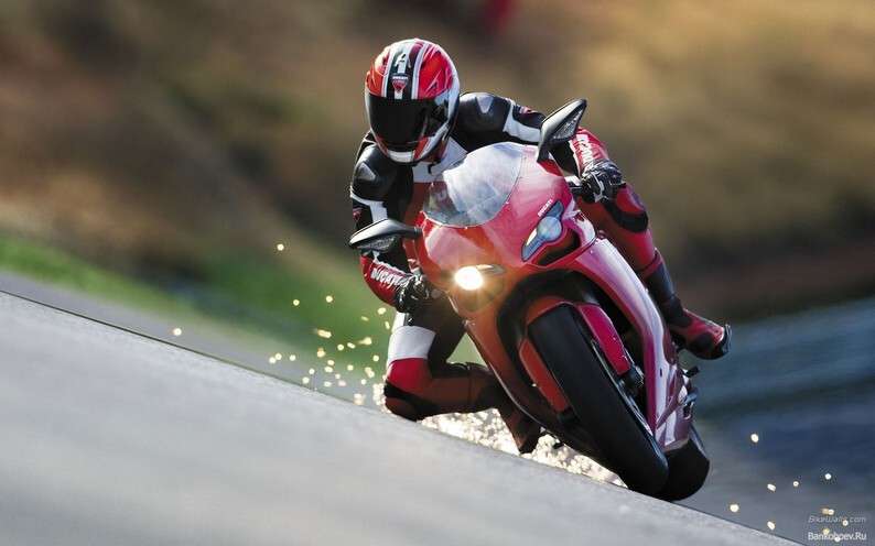 bankoboev.ru_motociklist_na_krasnom_motocikle.jpg