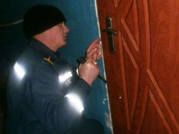 suicidnik_spasateli_vskrytie_dveri.jpg
