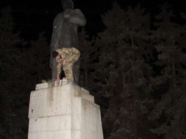 09-5526c67ed27b4-v_dnepropetrovske_segodnya_upal_ocherednoj_lenin
