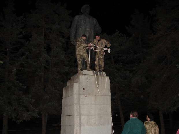 09-5526c63d5adf8-v_dnepropetrovske_segodnya_upal_ocherednoj_lenin