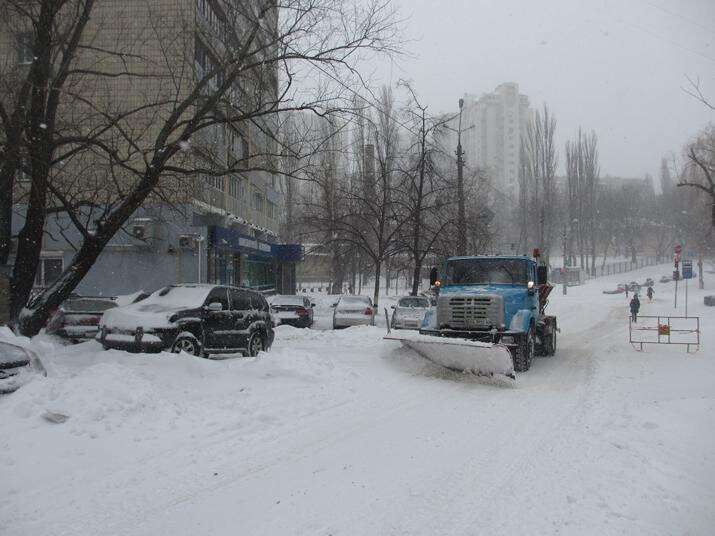 v-kieve-apokalipsis-vse-zavaleno-snegom-v-magaziny-ne-zavezli-produkty-na-ulitsakh-kvadrotsikly-i-snegokhody_3_2013-03-23-14-36-18.jpeg