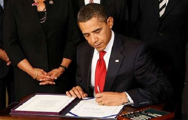 454-292-barack_obama_signing_law.jpg