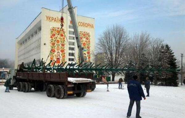 1_gorodskaya_elka_dneprodzerzhinsk.jpg