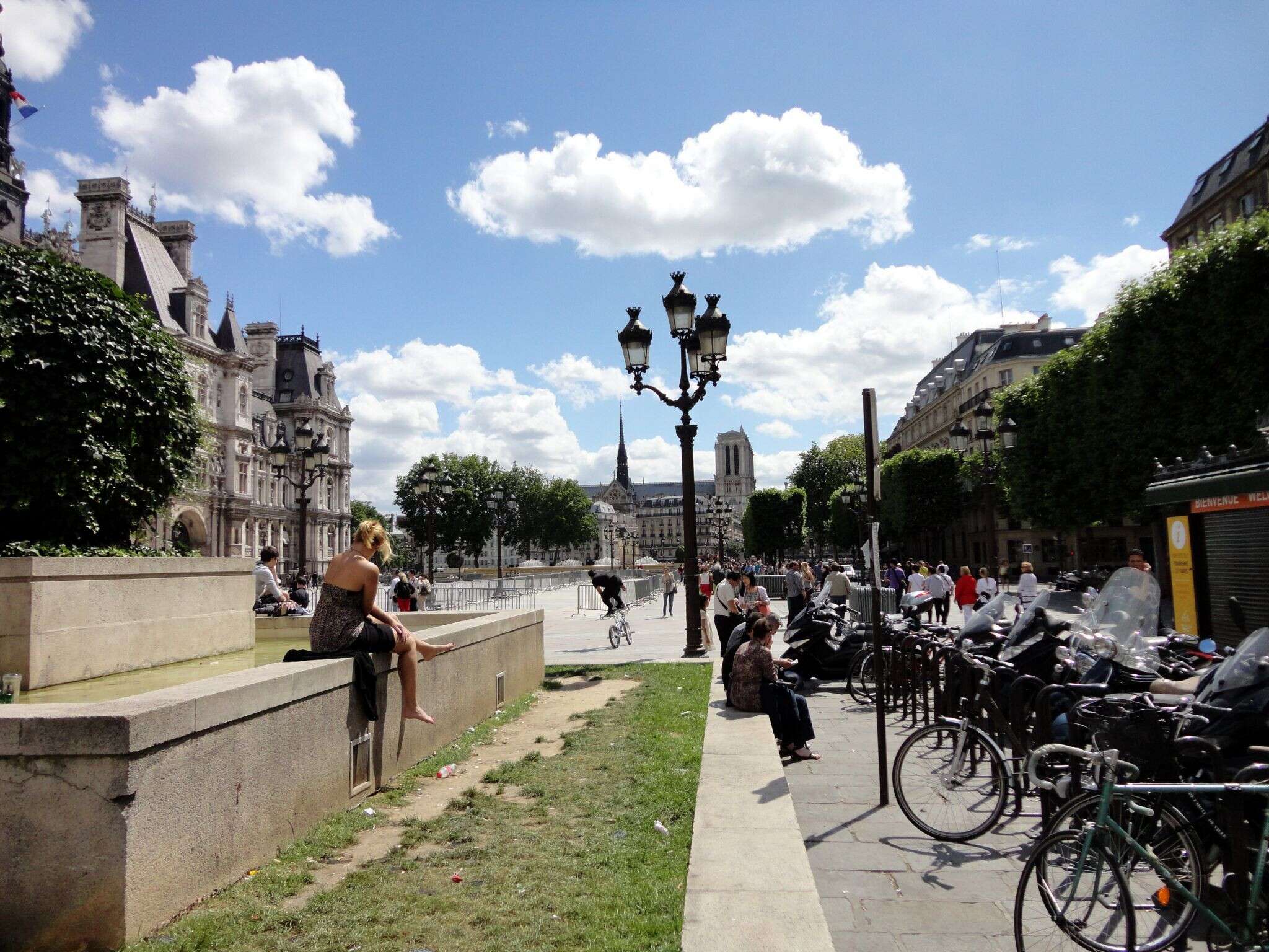 30055505-paris_street_3_2012-07-01