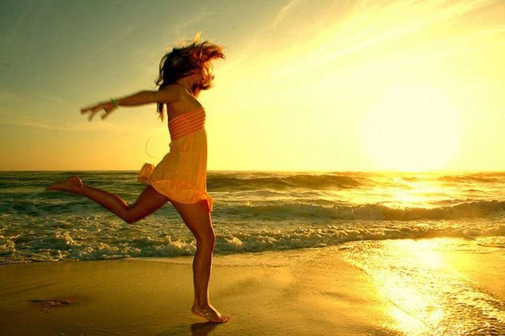 Мечтаю о солнце. Счастливая девушка. Девушка танцует у моря. Счастливая девушка на море. Счастье солнце.