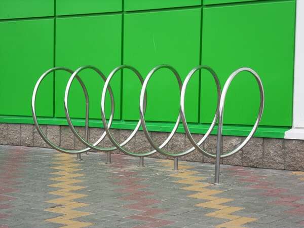 2b.-veloparkovka-u-supermarketa-almi.jpg
