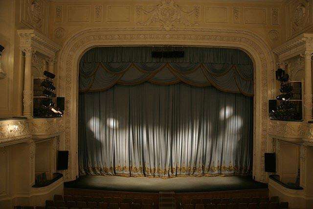 dnepropetrovskijj-akademicheskijj-teatr-russkojj-dramy-imeni-m-gorkogo-dnepropetrovsk1344186735.jpg