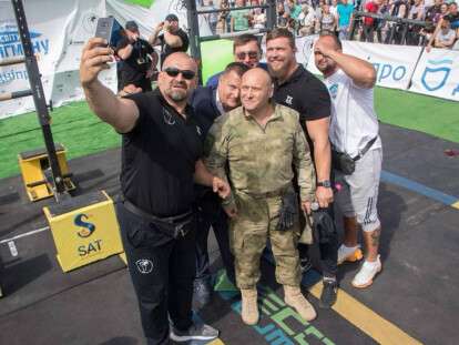 41372562_1893688750713013_859496502949576704_n