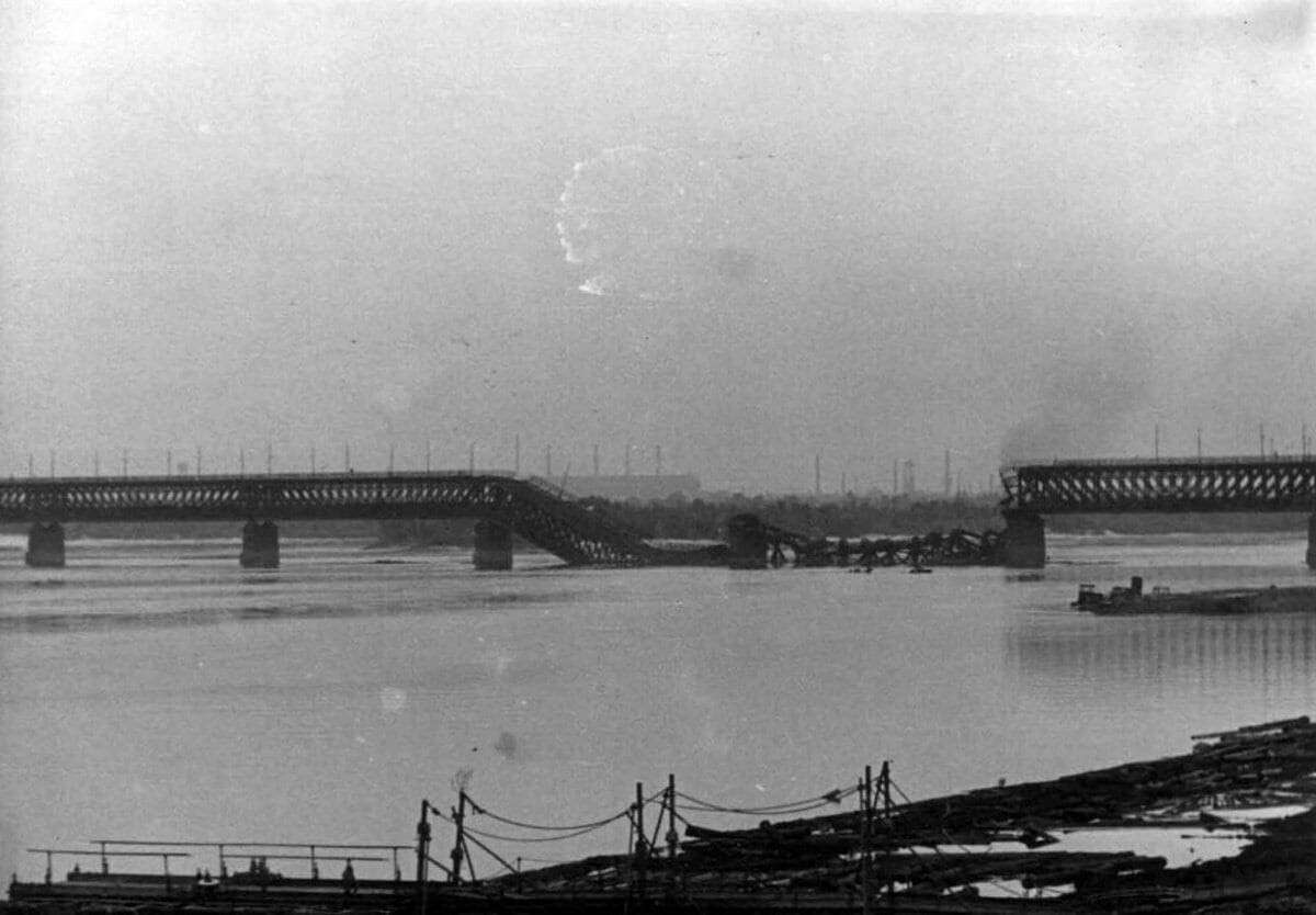 Антоновский мост херсонская область. Почему не бомбят мосты через днепр. Мост через днепр в херсоне. Мост преображенского в запорожье. Запорожье мост через днепр железнодорожный.