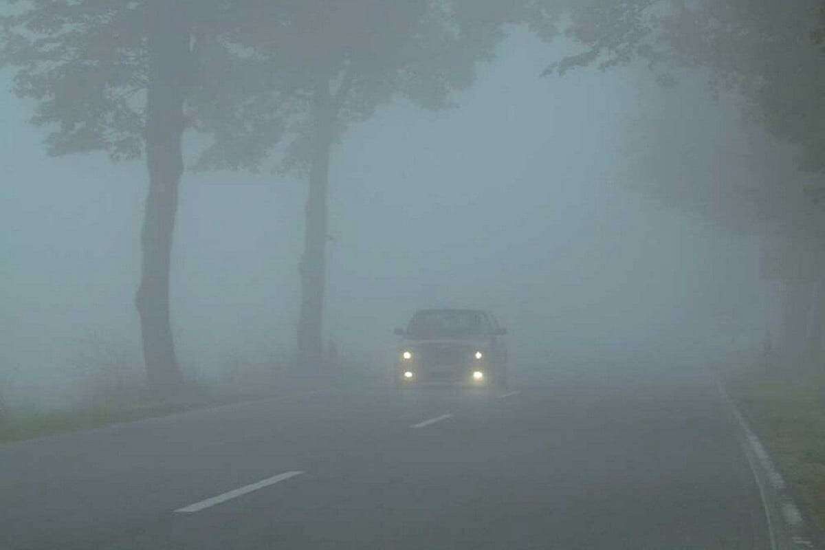 Туман пришел в движение. Машина в тумане. Сильный туман на дороге. Дорога в тумане. Видимость в тумане.