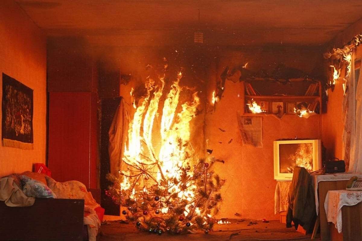 Хотя было уже поздно в комнате горела. Пожар в квартире. Комната в огне. Огонь в квартире. Пожар вкомноте.
