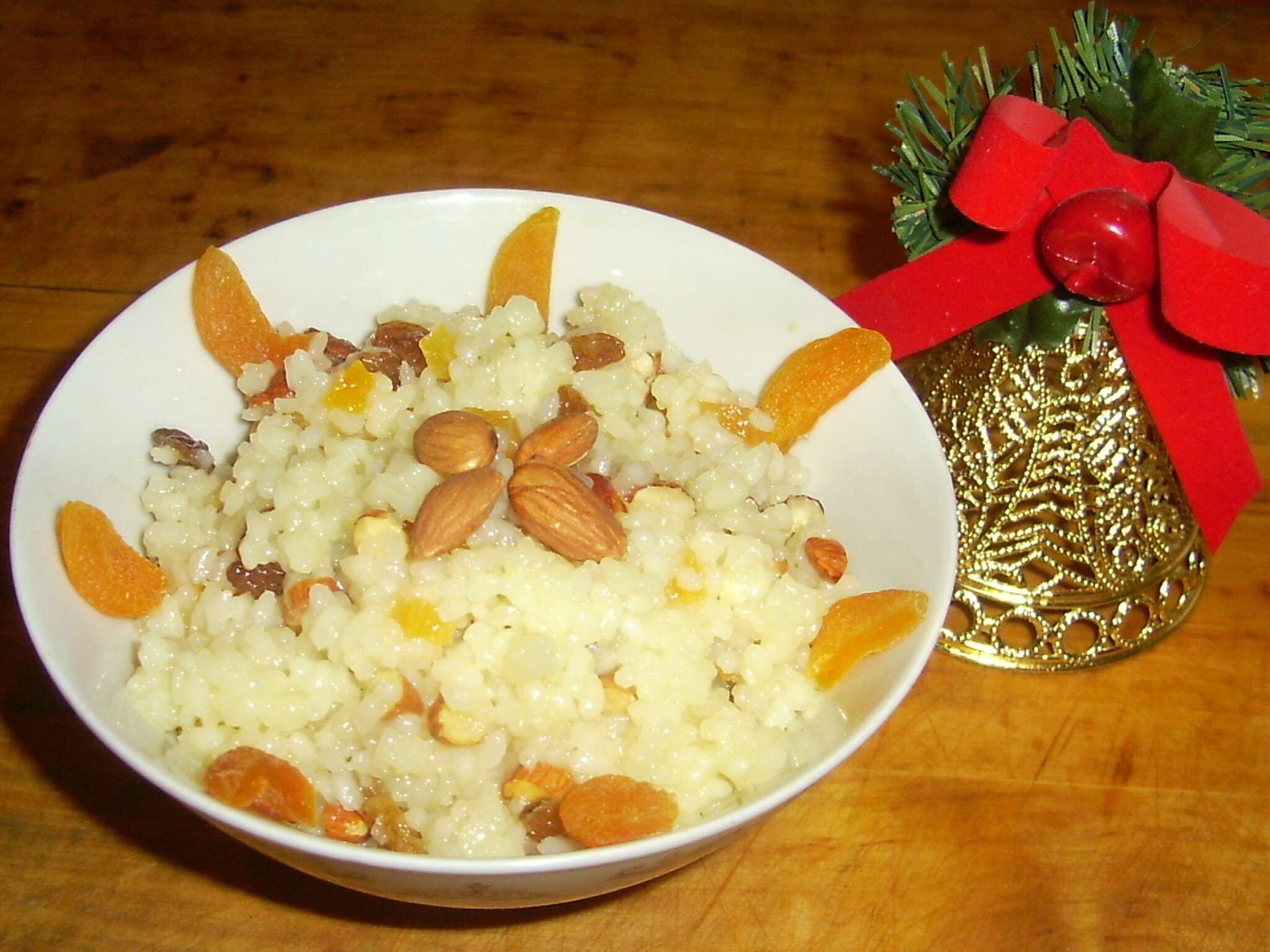 Приготовить кутью на поминки с медом. Рождественская кутья из риса с изюмом. Кутья поминальная. Сочиво и кутья. Кутья пшеничная поминальная.