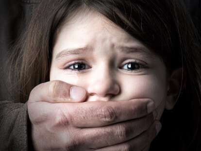 1512646553_devochke-zakryli-rot_compressed