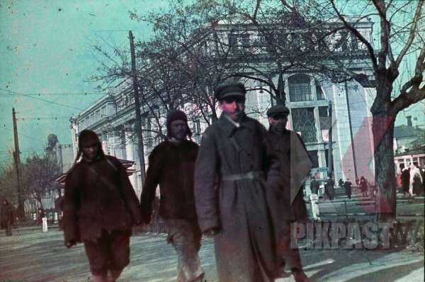 ww2-color-ukraine-1942-peasents-town-pow-trams-communist-building-7990