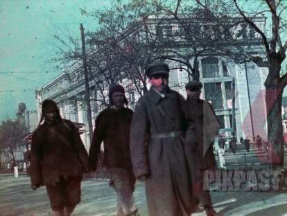 ww2-color-ukraine-1942-peasents-town-pow-trams-communist-building-7990