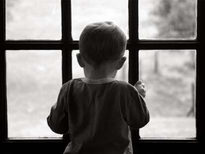 Ребенок-у-окна