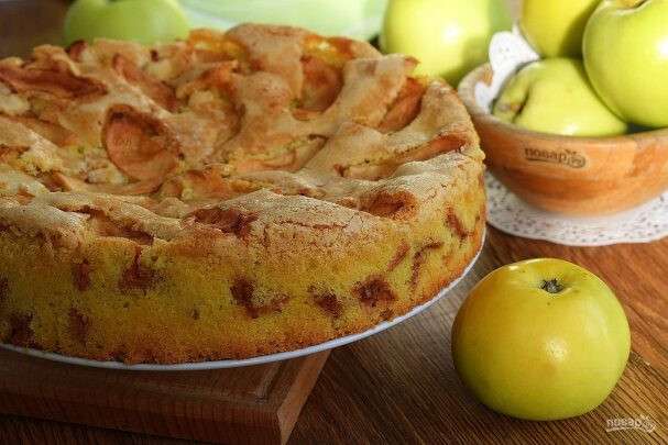 Пирог Шарлотка из яблок, 4 яиц, сахара и муки в духовке