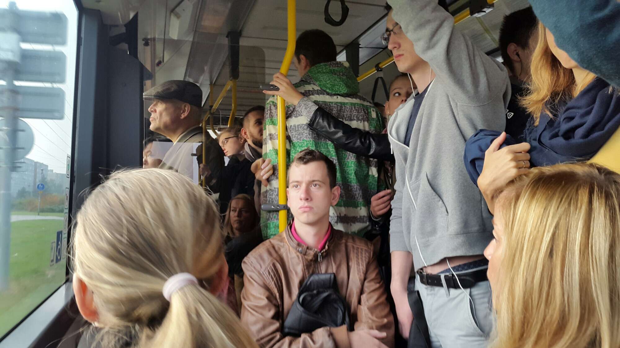 Случай в общественном транспорте. Толба люднц в автобему. Люди в автобусе. Мужчина в общественном транспорте. Люди едут в автобусе.