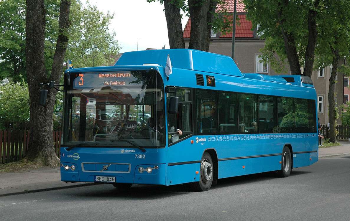 1200px-Volvo_7700-buss_i_Falköping