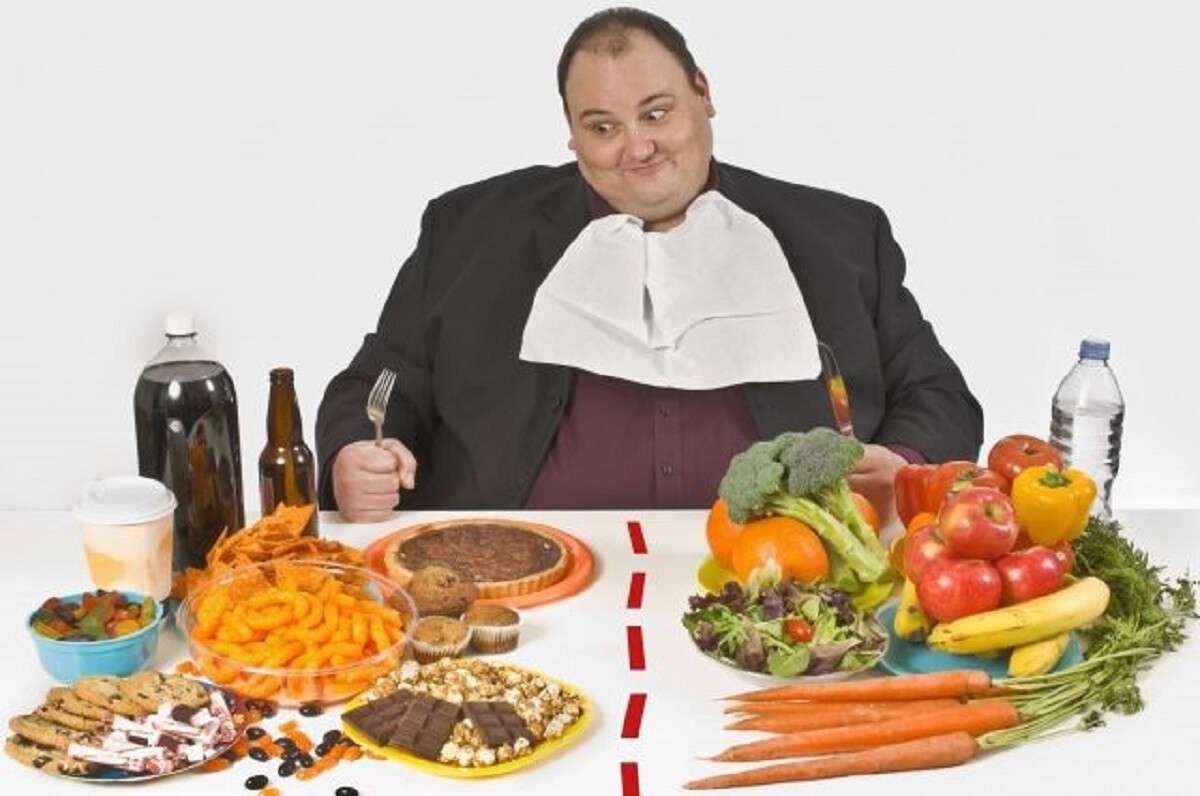 Жирный ужин. Толстый человек с едой. Ожирение еда. Толстяк с едой. Ожирение обжорство.