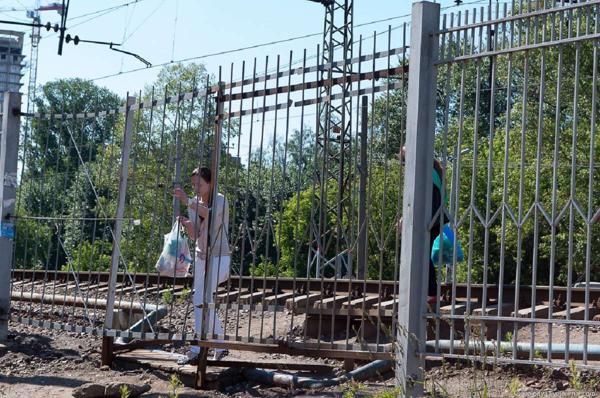 Железнодорожное заграждение. Ограждения на ЖД. Ограждение РЖД. Забор для железной дороги. Забор РЖД.