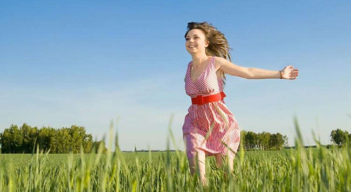 Девушка бежит по лугу
