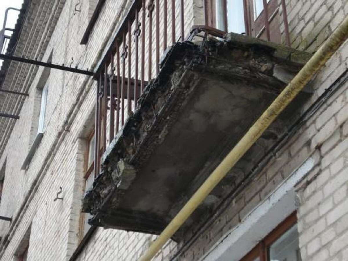 Трещина на балконе. Разрушенные плиты балконов. Разрушение балконной плиты. Разрушение плиты балкона. Аварийный балкон.