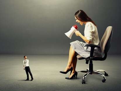 devushka-krichit-na-parnya-e1438938221554