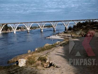 merefachersonbridge-over-the-dnieper-in-dnipropetrovsk-ukraine-1942-13273
